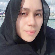 Natasha Hudson Başörtüsünü Çıkardı, Tüm Başörtülü Fotoğraflarını Sildi ve Plajda Başörtüsüz Göründü